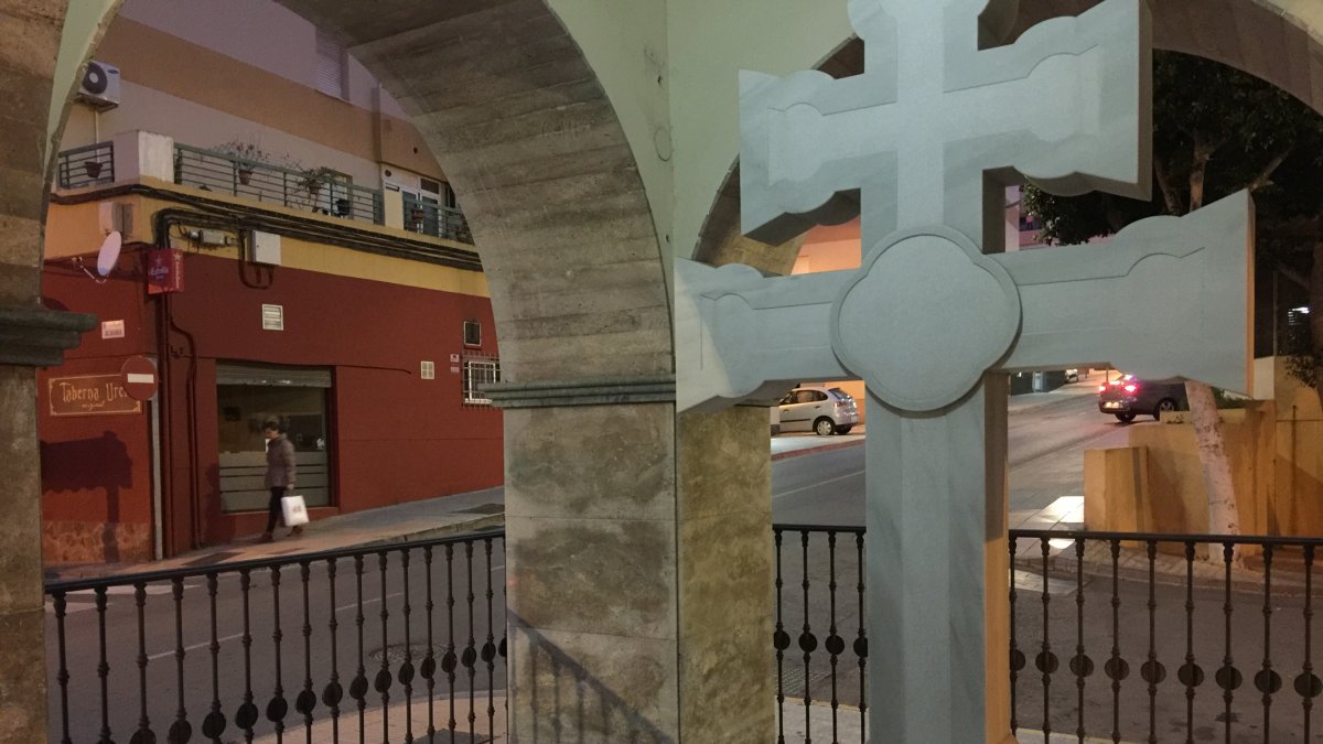 La plaza de la Cruz de Caravaca cuenta con esta cruz de mármol desde 2005.
