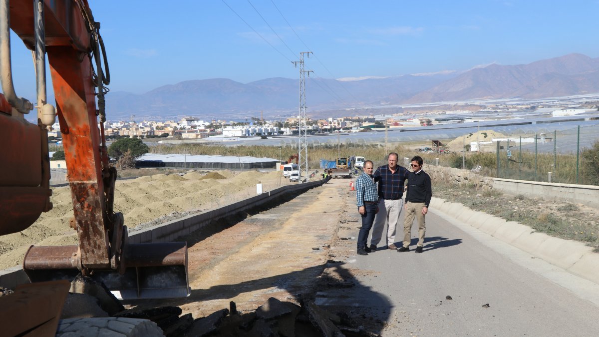 Maquina trabajando en el camino de Balerma que se está acondicionando.