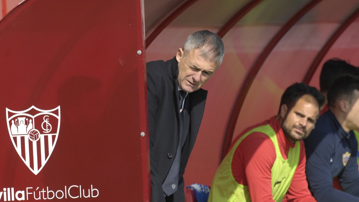 Lucas Alcaraz le dio un banquillazo a Nano.