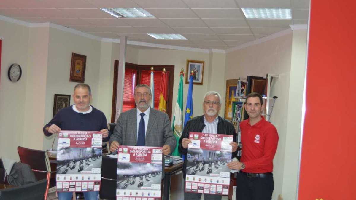 El alcalde de Albox presentando la etapa albojense.