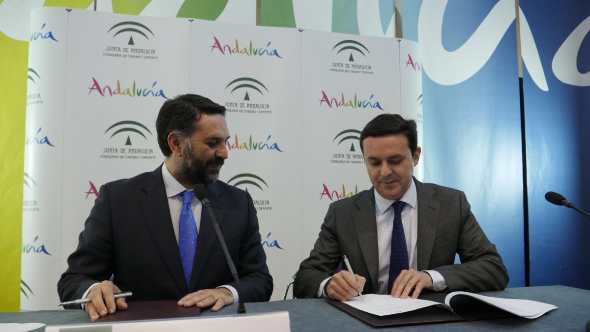 Firma del convenio entre la Diputación y la Junta.