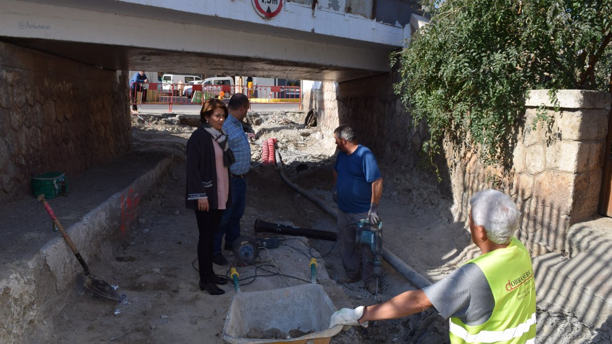 La alcaldesa, en el paso subterráneo, sometido a una profunda mejora.