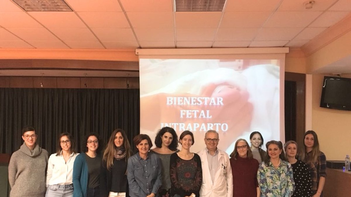 Matronas participantes en el curso, con la ponente, la presidenta de la asociación en Almería y el gerente de Torrecárdenas.