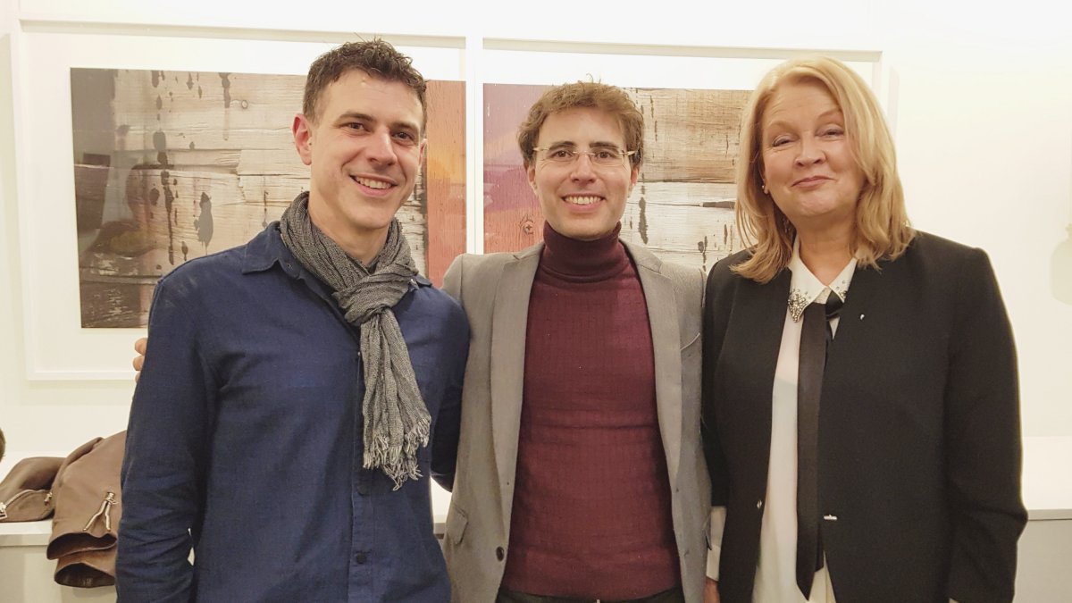 Karlos Kaplan, artista, Emilio Fernández, galerista, y Connie Westendorp, artista, durante la inauguración.