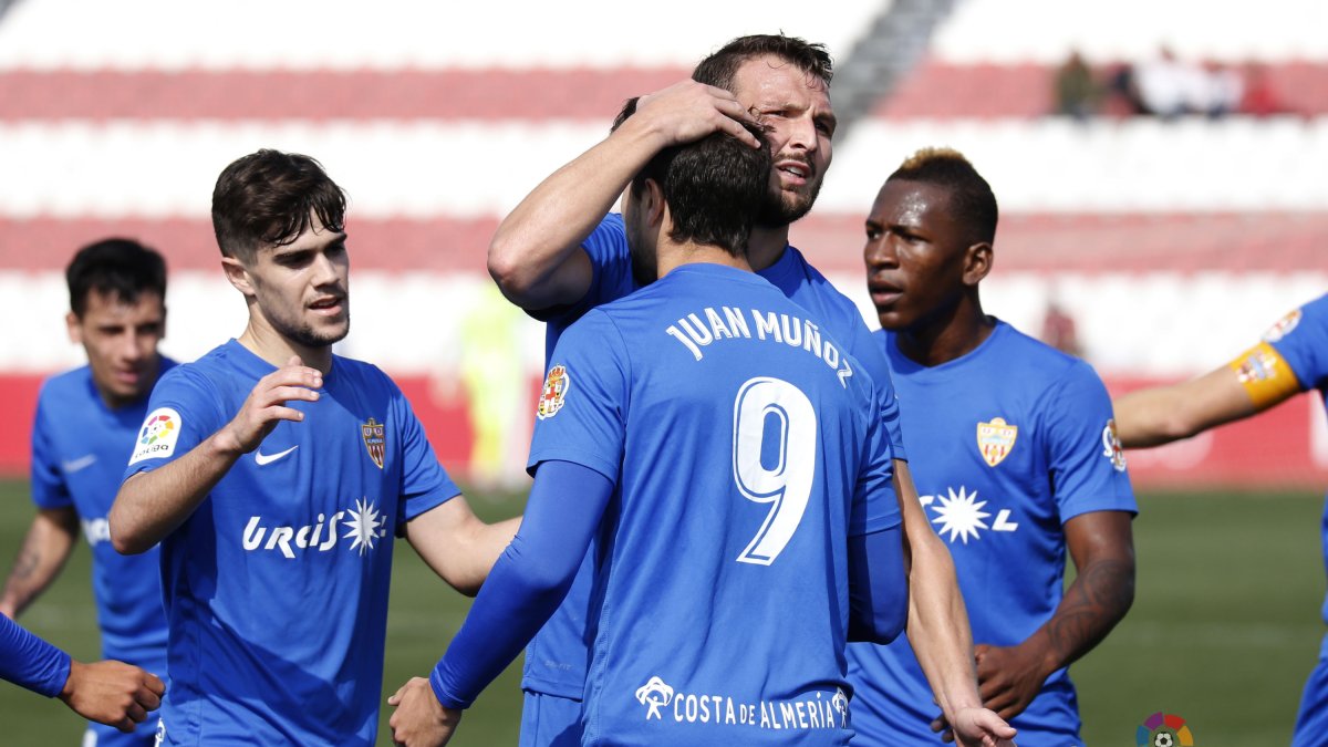 Pozo acude a celebrar el tercer gol de Juan Muñoz.
