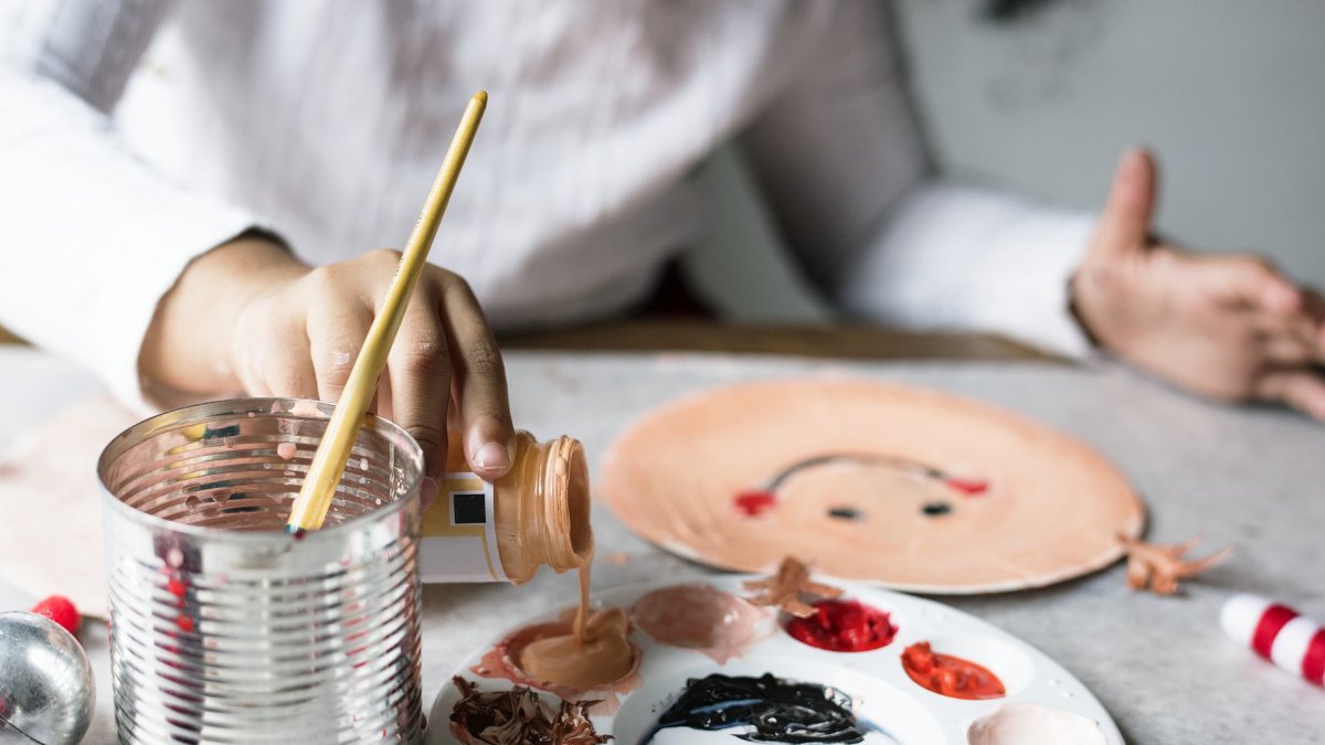 Una alumna asiste a una actividad extraescolar de pintura, con la cual se fomenta la creatividad y, por supuesto, su autonomía y autoestima.