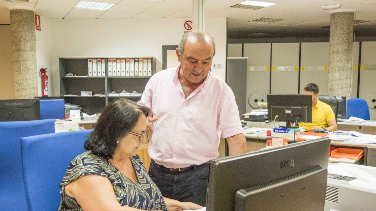 El concejal de Hacienda, con una funcionaria municipal.