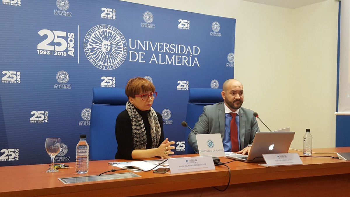 Mª del Mar Ruiz y José Blas Fuentes durante la presentación.