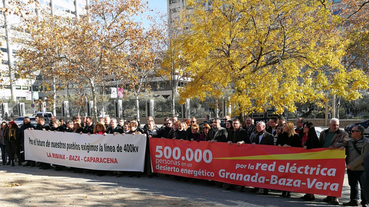 Alcaldes de las comarcas afectadas en una manifestación frente al Ministerio de Energía.
