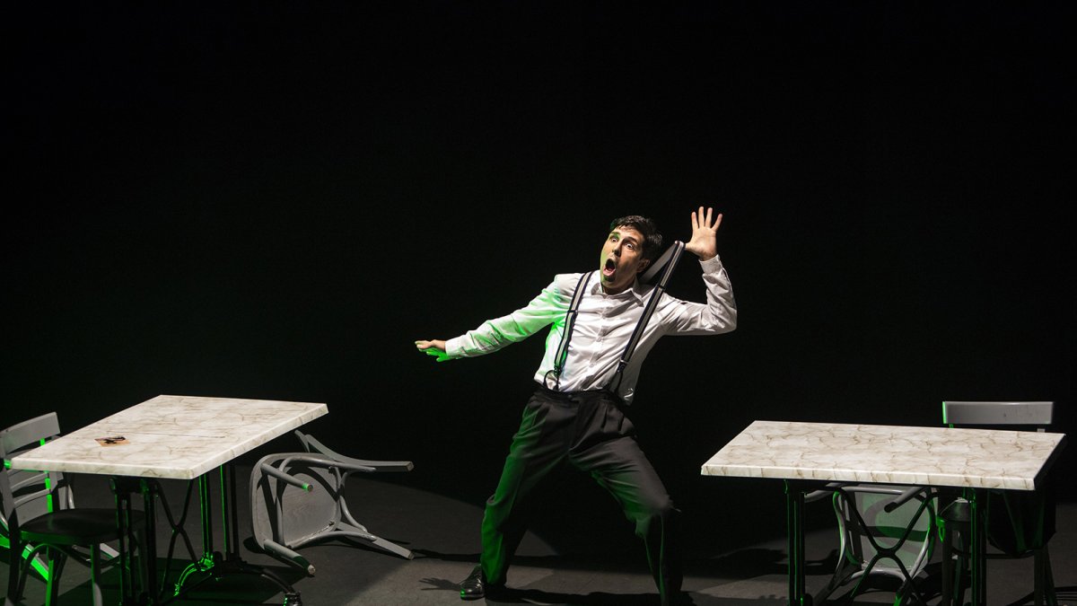 El espectáculo pone a Parra sólo sobre los tablones.