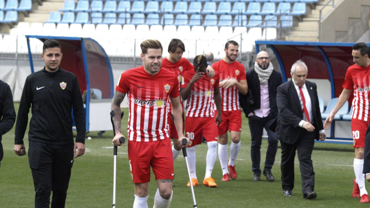 Mandi acudió a la foto oficial tras la operación.