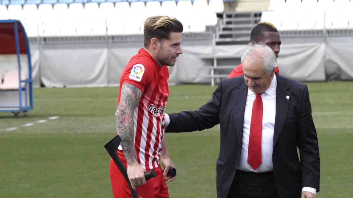 Alfonso García hablando con Mandi.