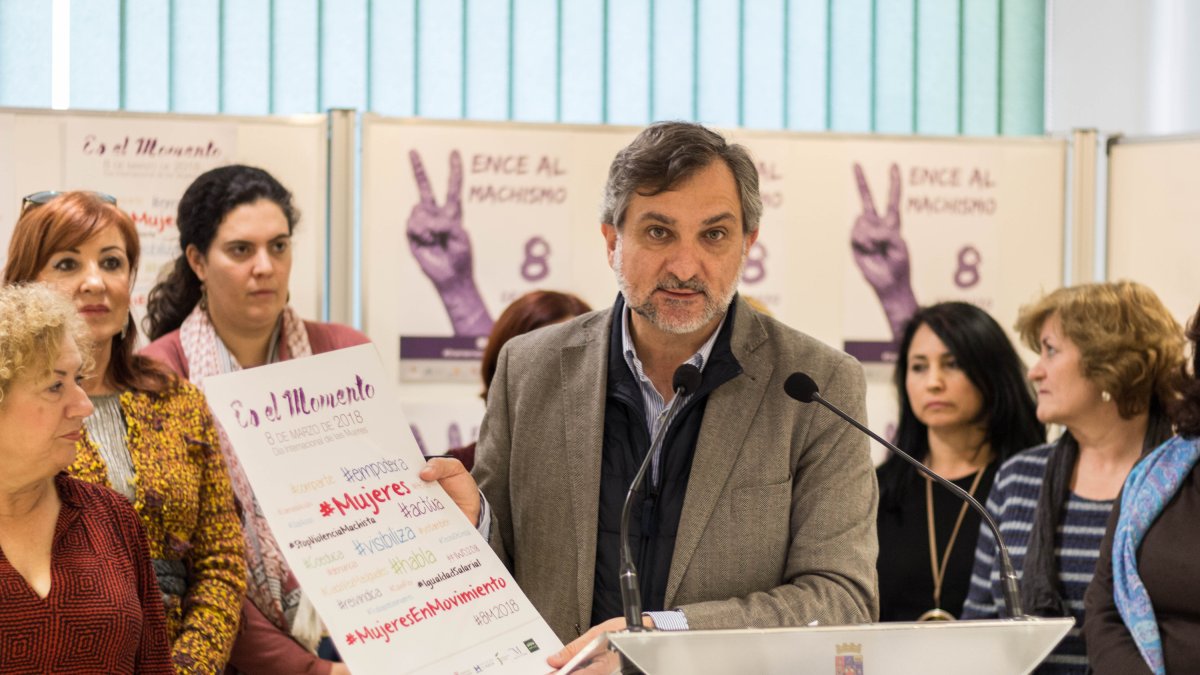Ángel Escobar, esta mañana en la presentación de los actos del Día de la Mujer.