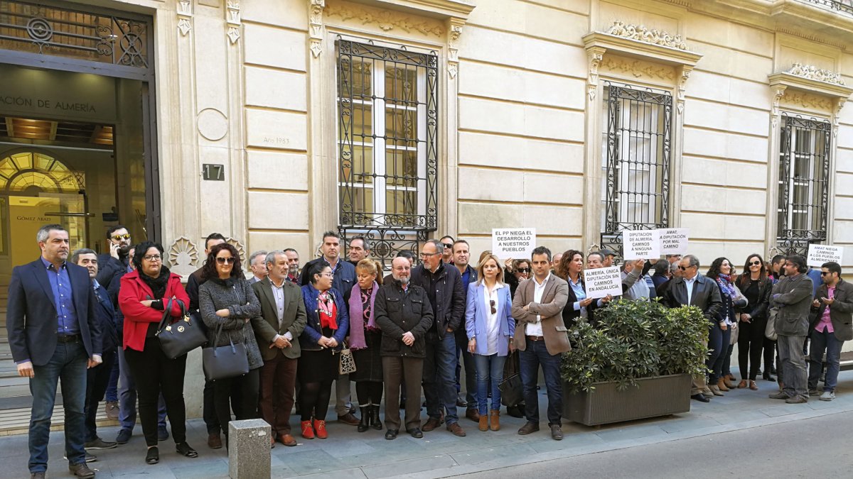 Alcaldes socialistas de toda la provincia acudieron ayer a la Diputación para pedir la adhesión a las ayudas.