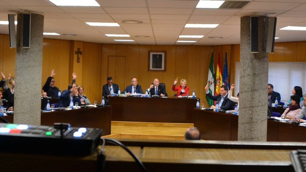 Concejales  votando a favor del convenio con la Junta para el futuro hospital en el Pleno de este jueves.