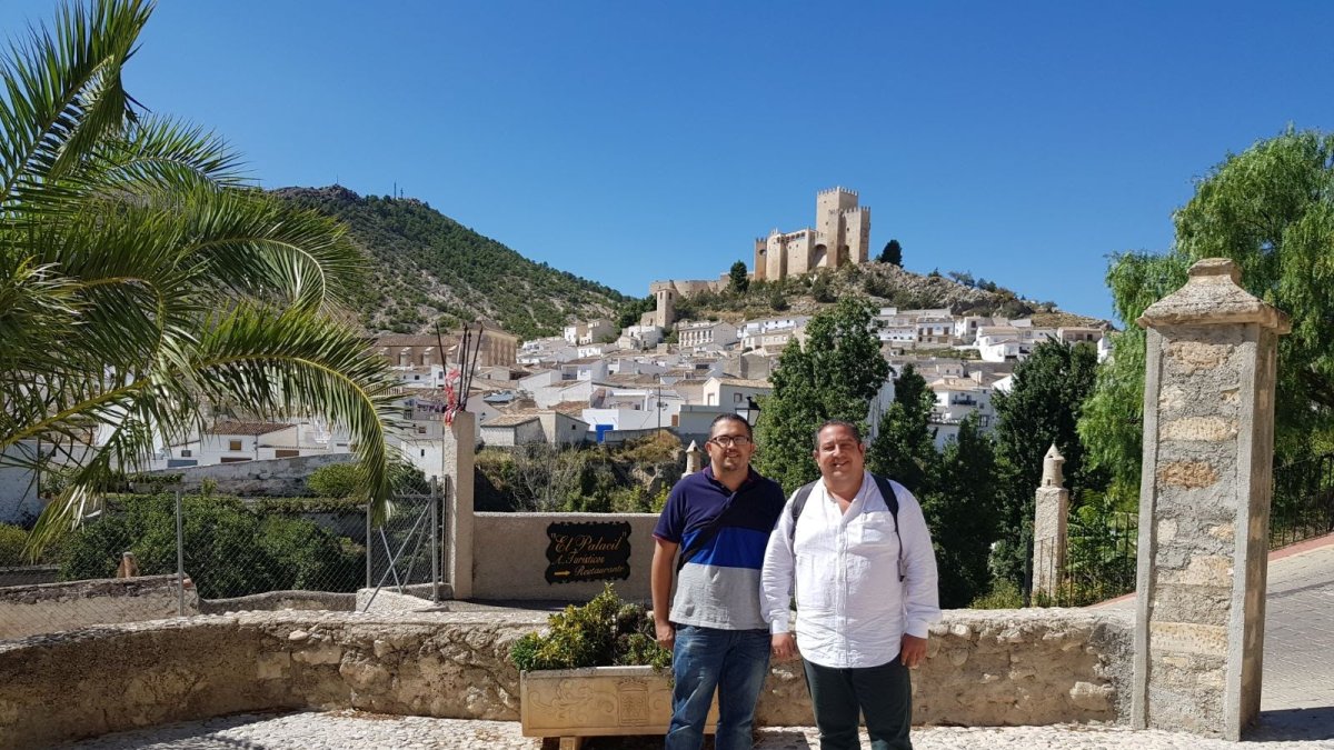 Los acuarelistas Juan A. Maldonado y Manuel A. Rodríguez.