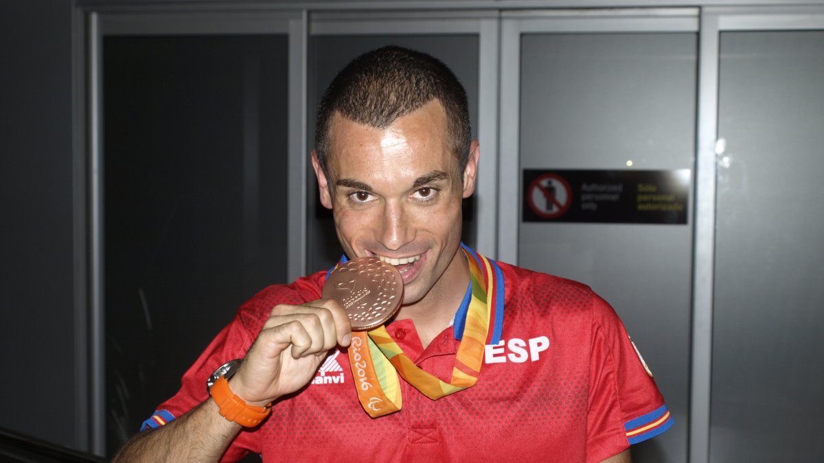 Jairo Ruiz con la medalla de bronce olímpica.