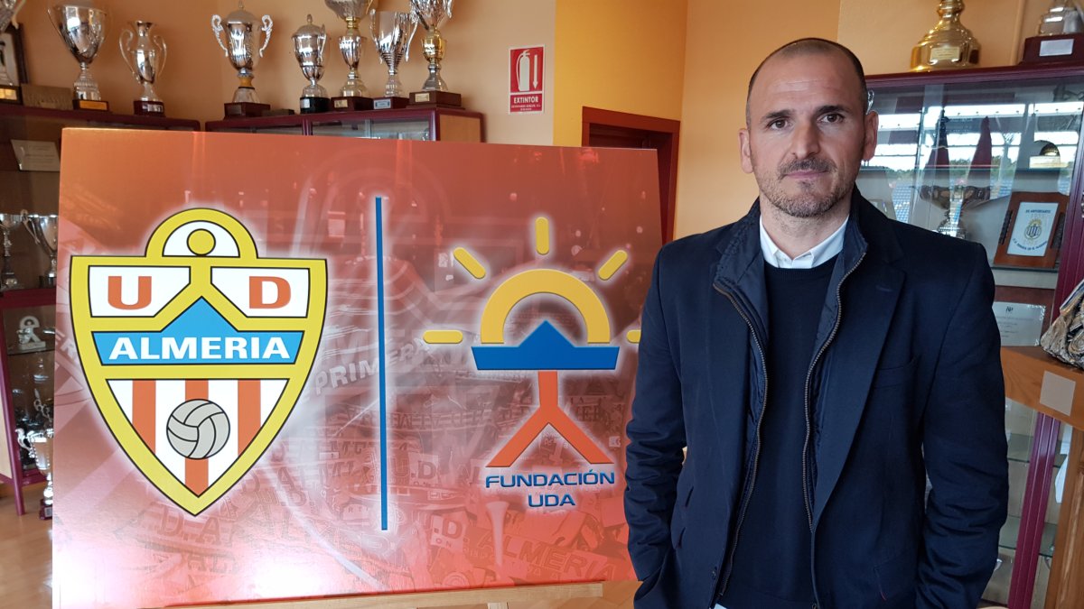 Fernando Soriano con el escudo de la Fundación.