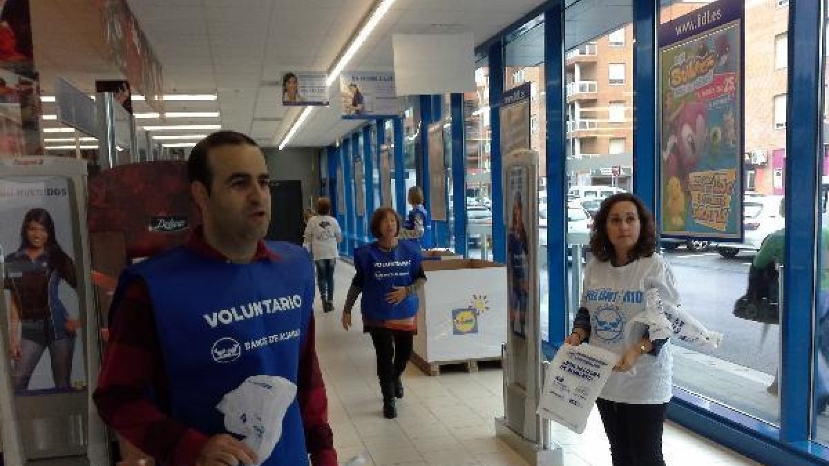 Voluntarios durante una campaña del Banco de Alimentos de Almería.