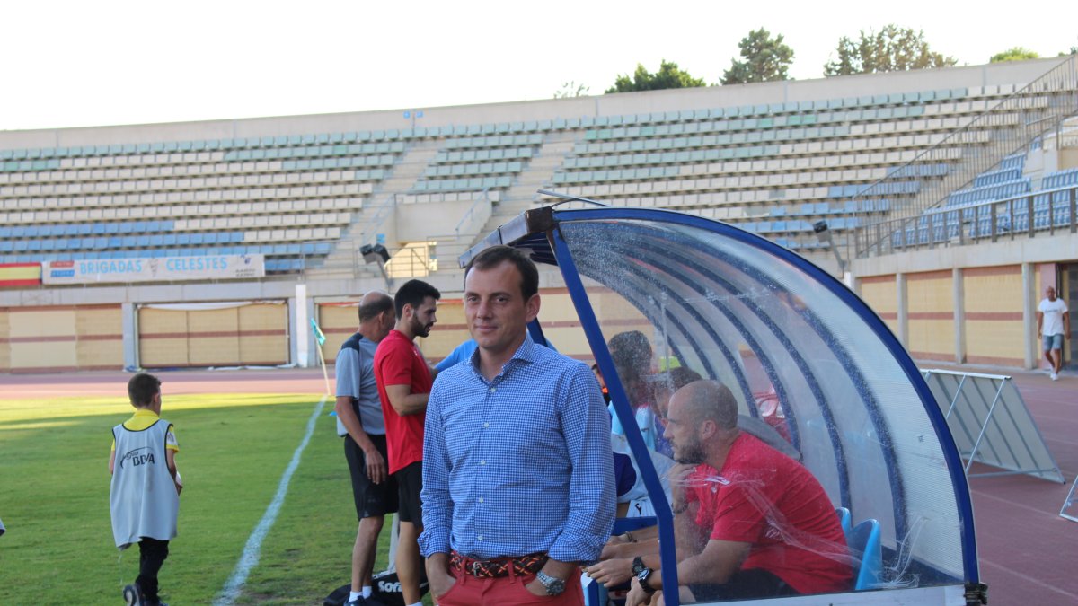 Alberto González en el banquillo del CD El Ejido en un partido de liga.