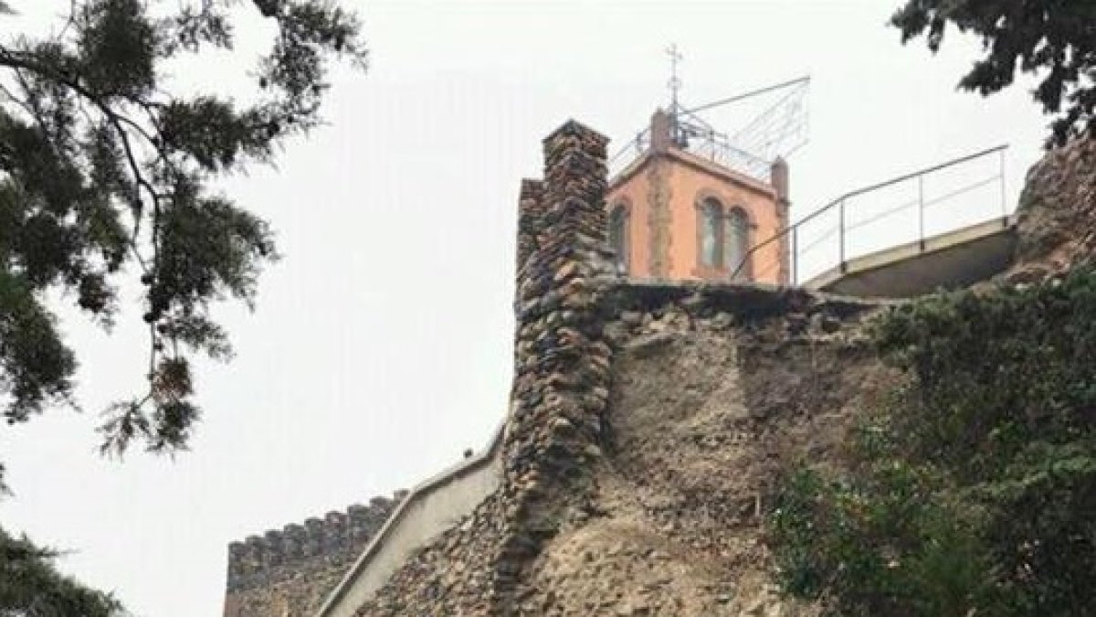 Restos del torreón caído por las lluvias.