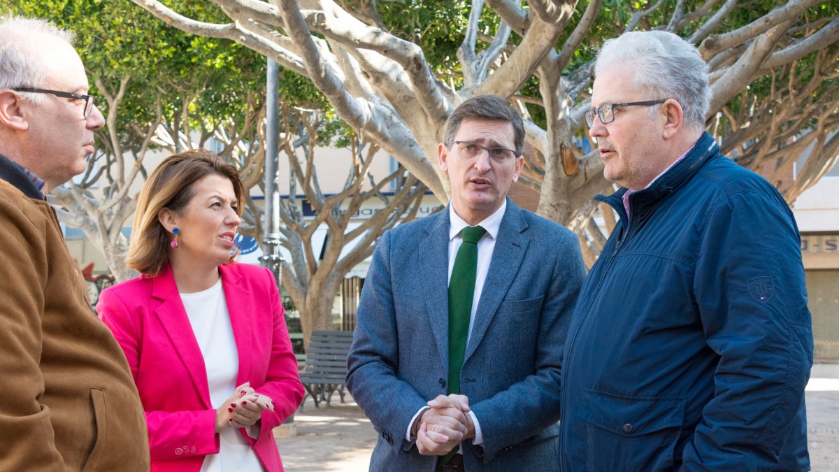 Sánchez Teruel junto a Sonia Ferrer y Tomás Elorrieta compareciendo en El Ejido.