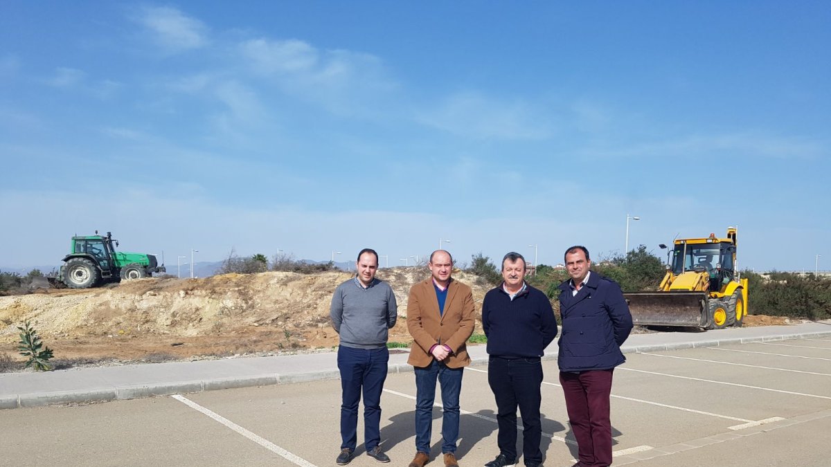 El delegado y el alcalde en el polígono industrial.