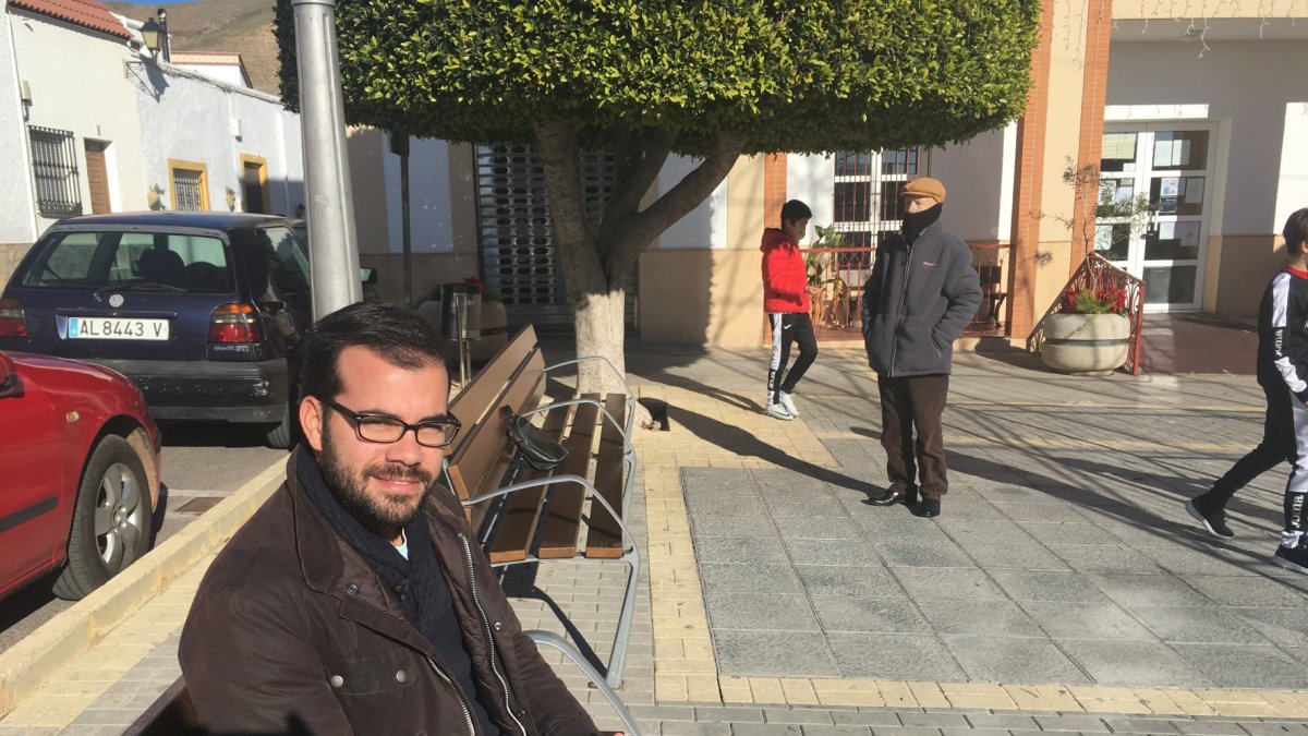 El alcalde, Alvaro Izquierdo, al sol de la plaza del pueblo, quien obliga a los vecinos a encalar las fachadas de las casas.