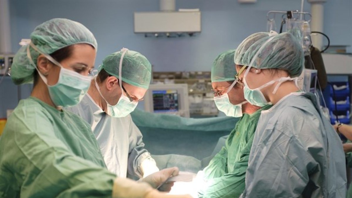 Personal médico y enfermero durante una intervención en el Complejo Hospitalario Torrecárdenas.