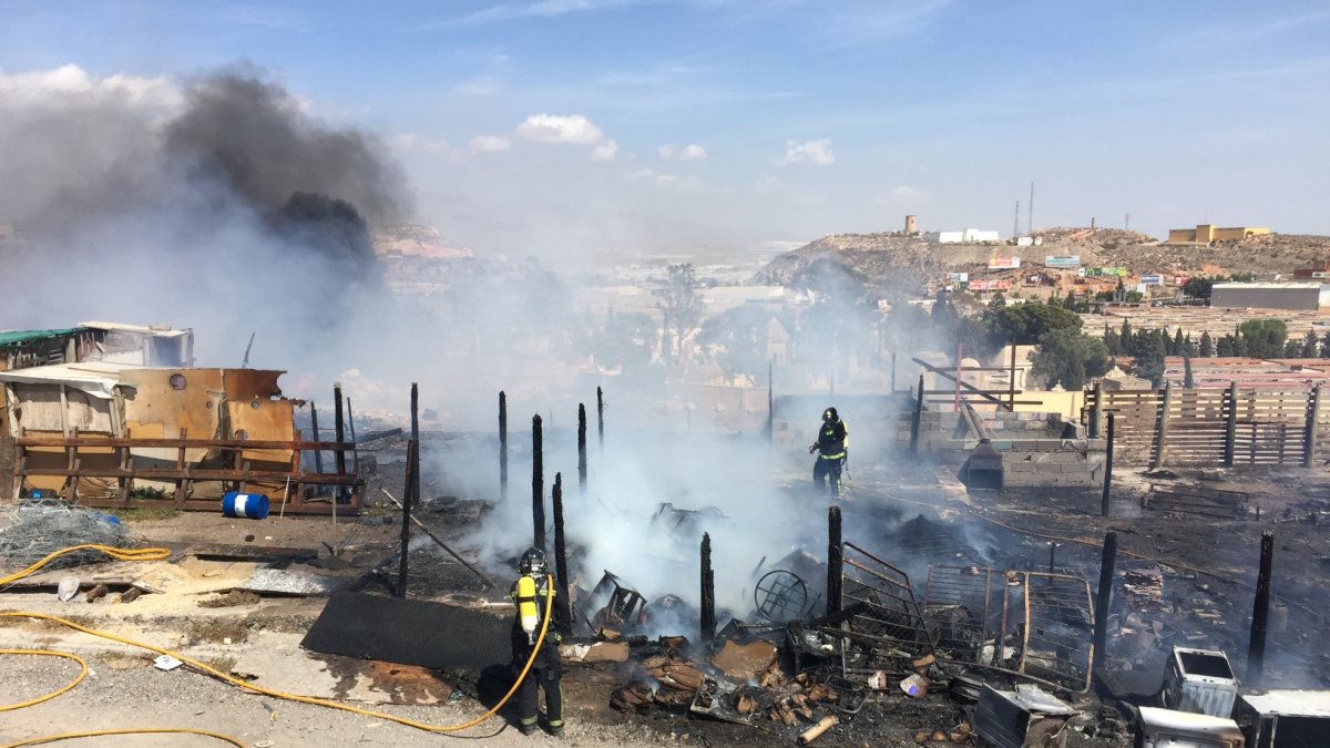Incendio en granjas de Los?Almendros.