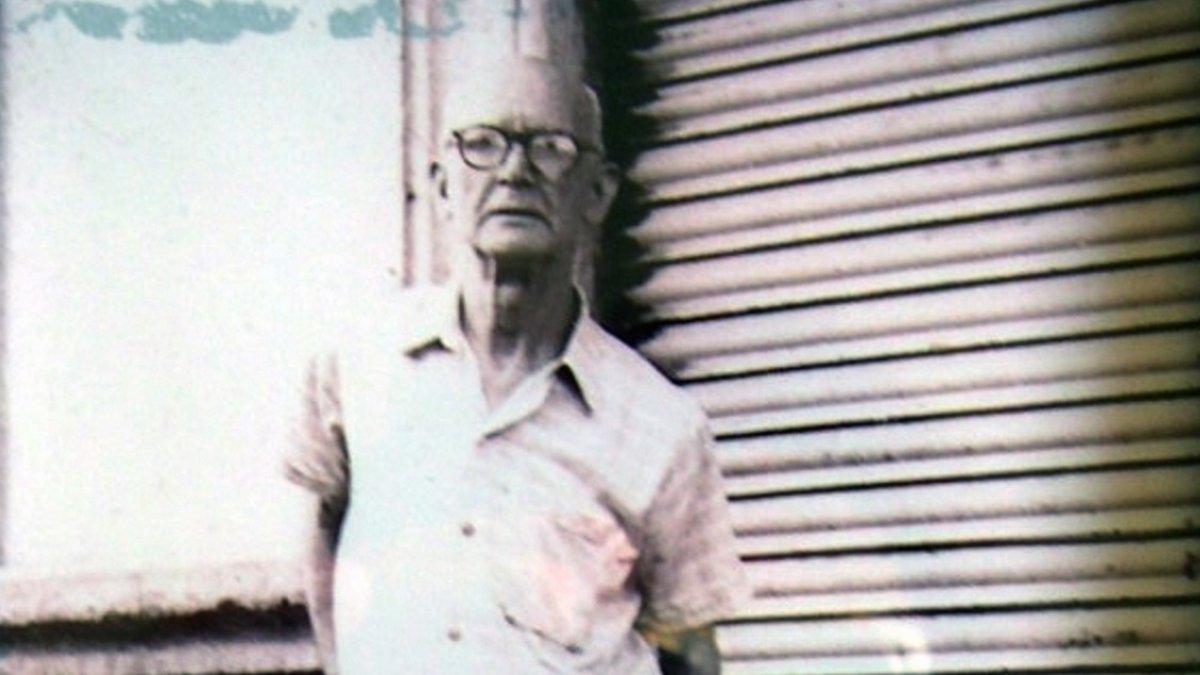 Eduardo Blanes Alcaraz, eterno comerciante, en la puerta de Casa Blanes.