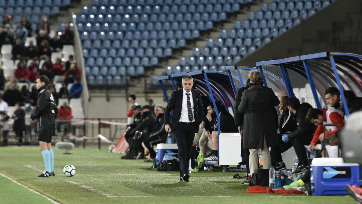 Lucas Alcaraz soplando ante la presión del partido.