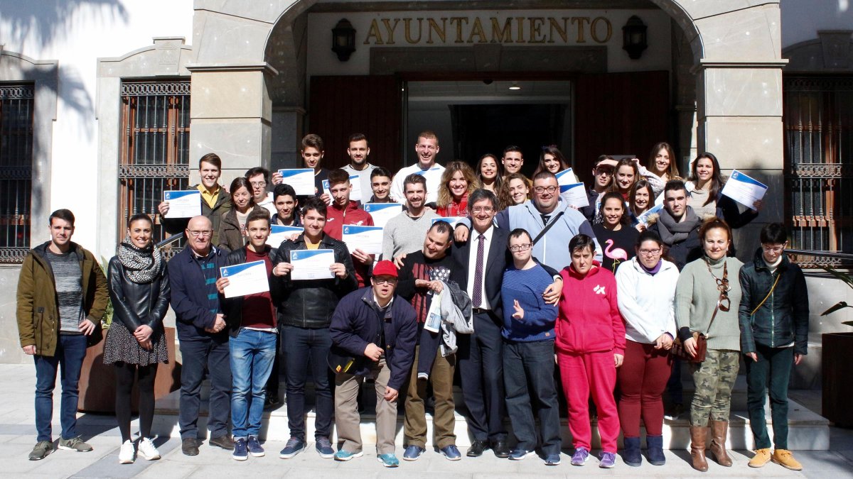 El alcalde con los usuarios del Centro Ocupacional y los alumnos del programa.