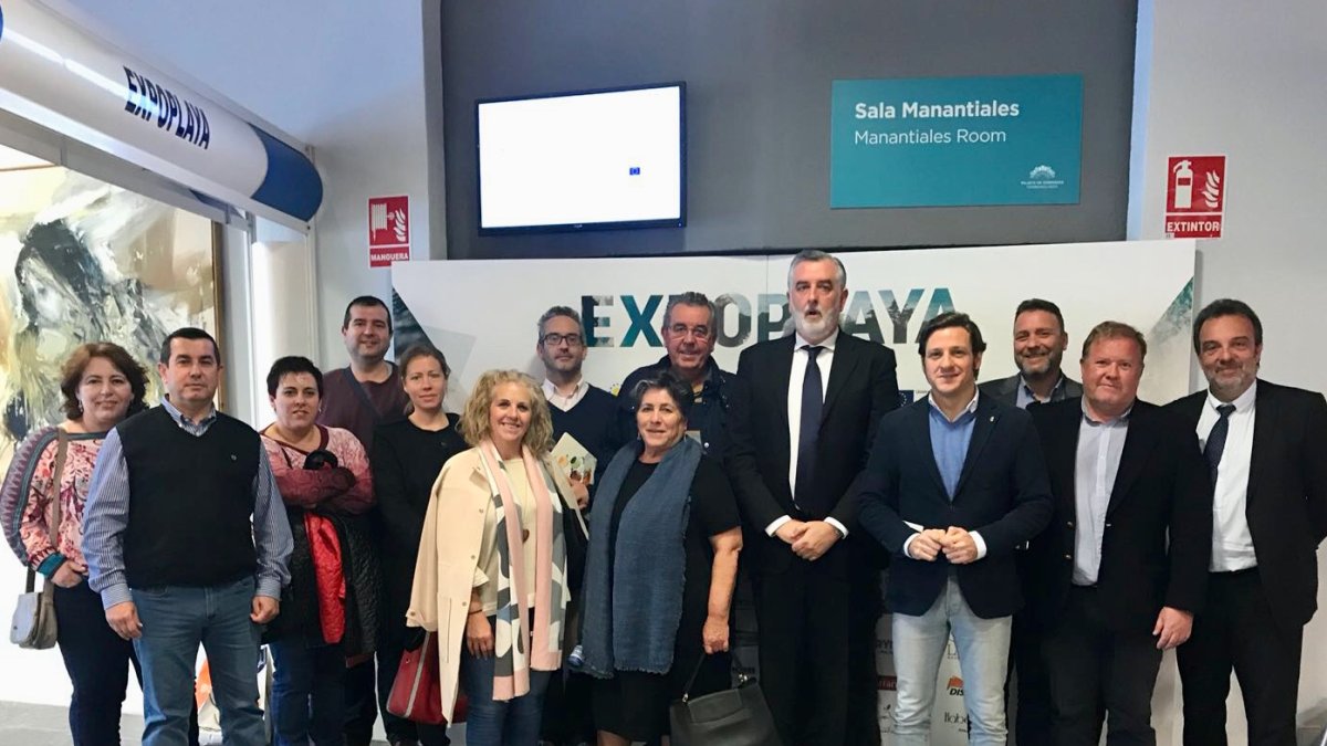 El concejal de Playas roquetero con empresarios del sector en Expoplayas.