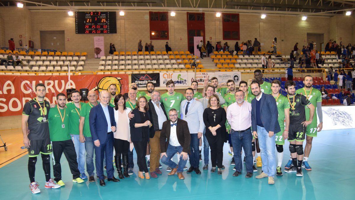 Foto de familia de Unicaja tras la final.