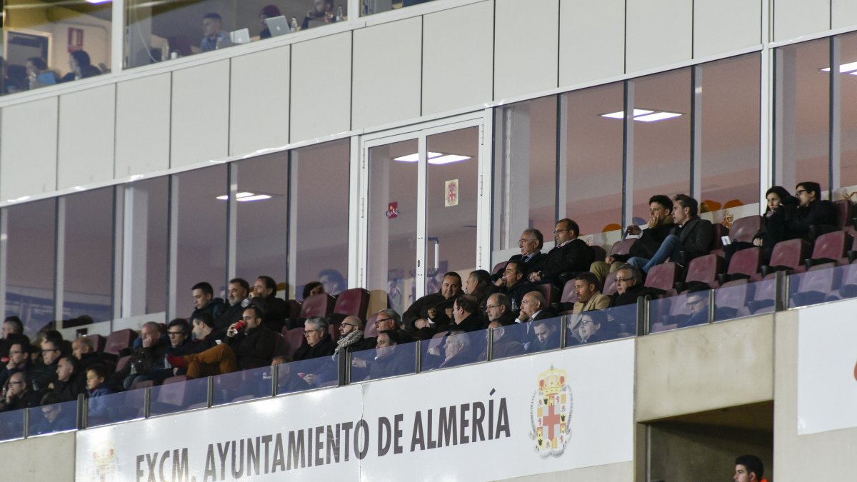 Alfonso García contempla su obra desde el palco.