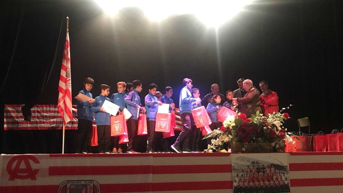 Los campeones en el escenario.