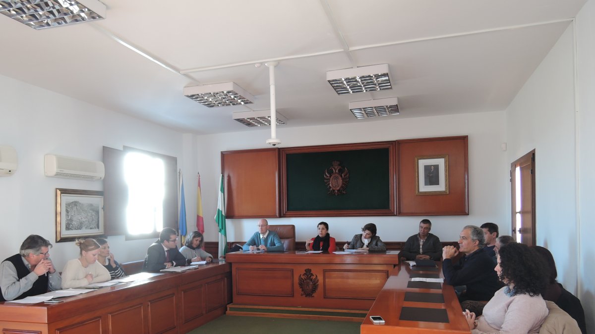 Pleno celebrado ayer en Mojácar sobre el paseo marítimo.