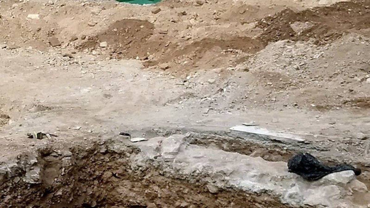 Foto cedida por Jesús Muñoz que muestra uno de los restos humanos hallados en la zona.