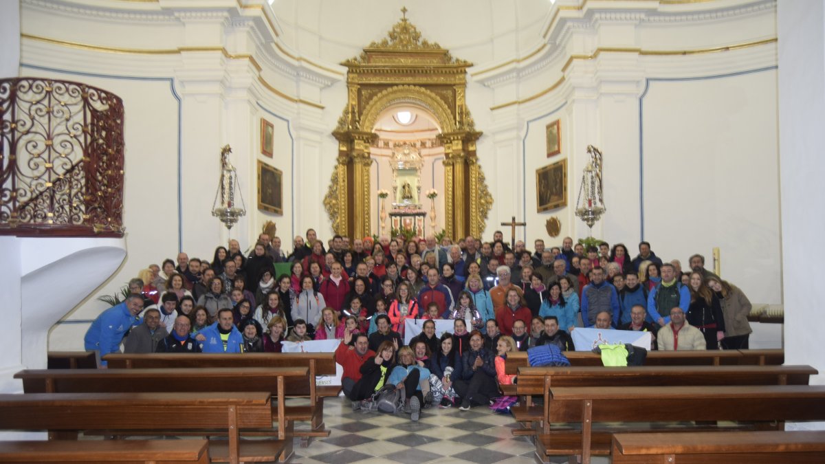Foto de familia previa a iniciar la ruta en el Santario del Saliente.