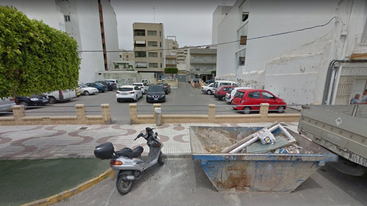 Parcela de La Palmera, donde se construirá el hotel, actualmente ocupada por aparcamientos.