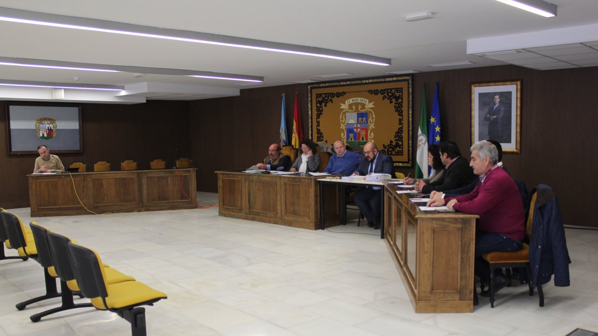 Pleno de Garrucha con las sillas de grupo Popular vacías.