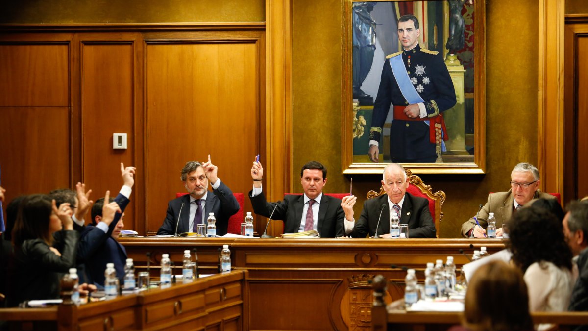 Diputados del PP, votando a favor de la Norma Económica en el Pleno de este martes.