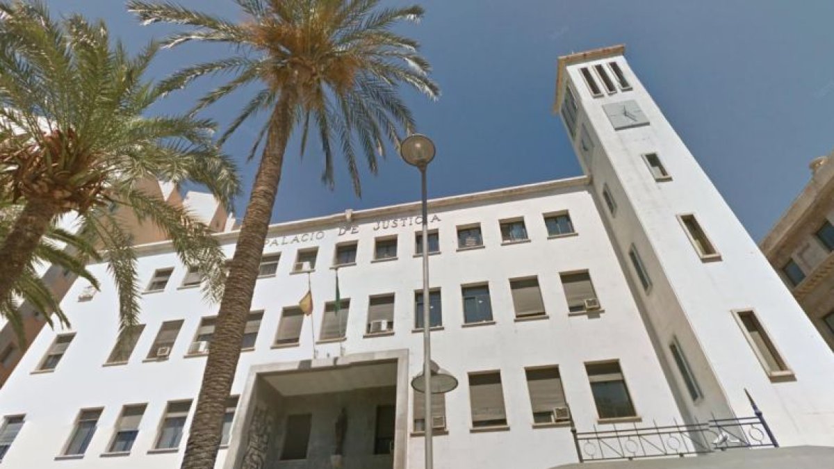 En la imagen, acceso principal a la Audiencia Provincial de Almería.