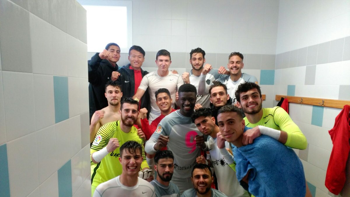Celebración en el vestuario del filial.