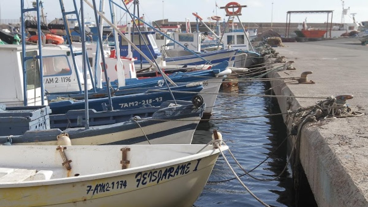 Amarres en el puerto de Adra.