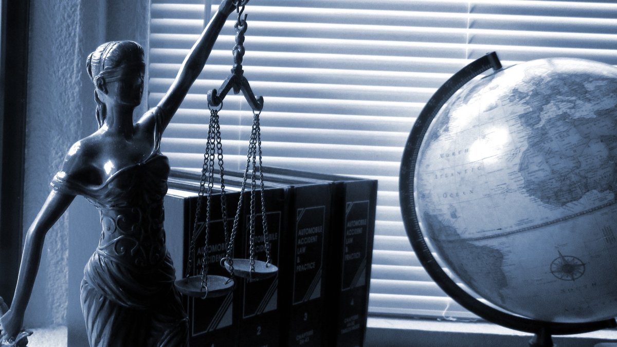 Ya en la mitología griega la deidad Themis representaba la balanza entre verdad y justicia.