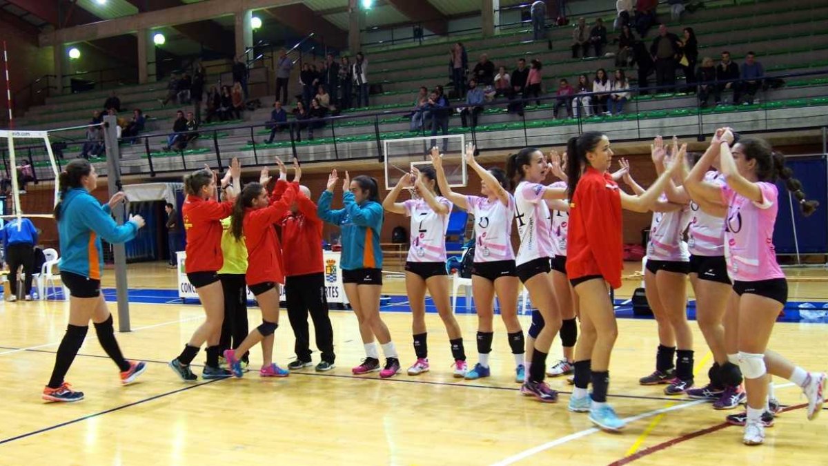 Las almerienses saludando en la pista.