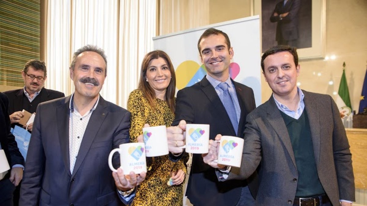 Representantes institucionales con el logotipo de la candidatura almeriense.
