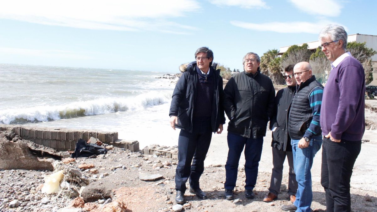 Visita del alcalde de Adra, varios concejales y el Jefe provincial de Costas a una de las zonas afectadas.